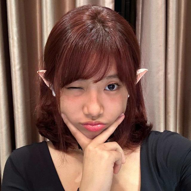 10月31日,万圣节来临之际,贾静雯的大女儿梧桐妹(孙翎茜)在社交账号上