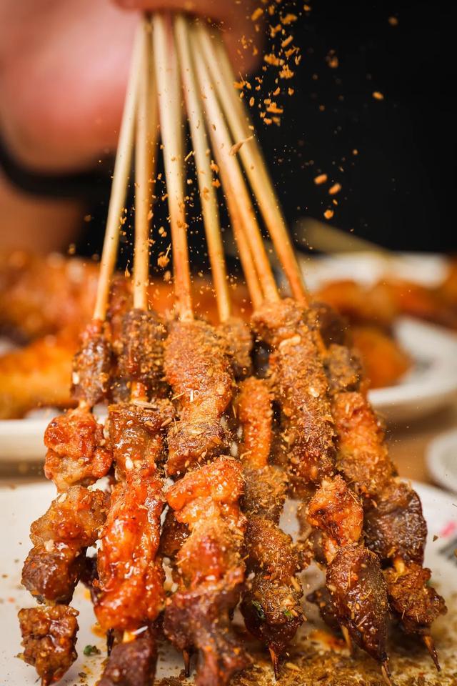 73 烤黑羊肉串串 73被烤得滋滋冒油的牛肉串,整块入口都兜不住.