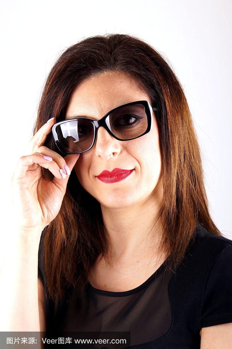 一个戴墨镜的女人的照片