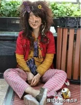 同是演乞丐周星驰用手抓饭黄渤演成表情包杨颖是来搞笑的