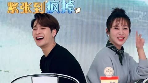 何炅安排杨紫与王嘉尔对视,注意看王嘉尔的反应,害羞捶墙!