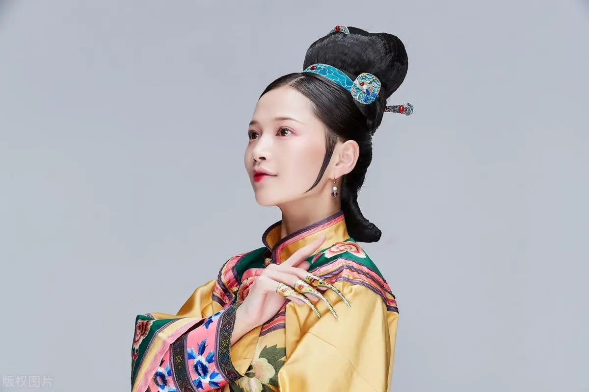 重温《康熙王朝》:探寻康熙将16岁的蓝齐儿嫁给仇敌的真相.