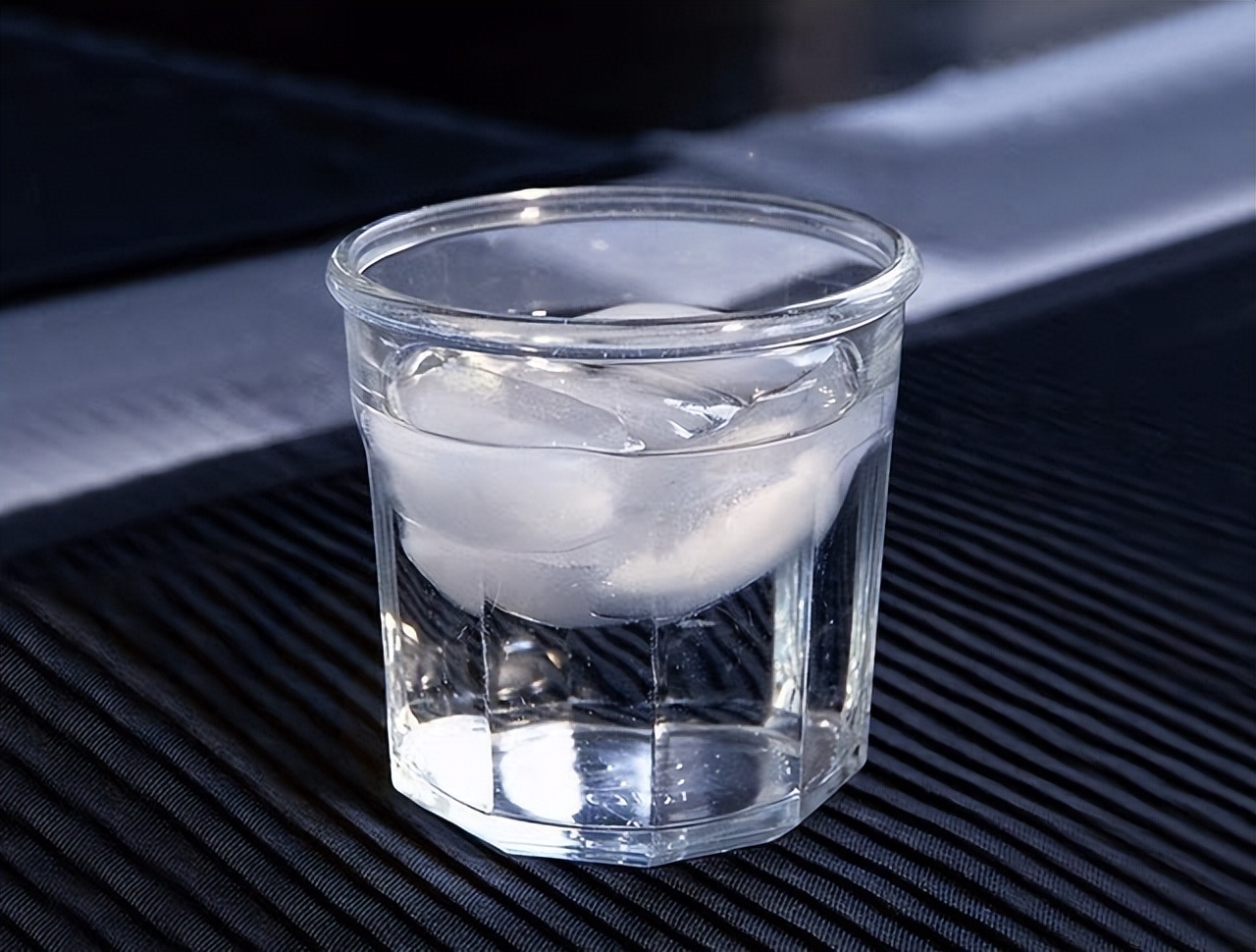 甚至还有的人将白酒冷藏过后还不能一解心头的酷热,还必须得在酒杯中