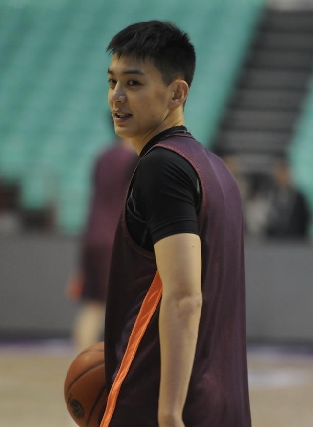 辽宁男篮杨鸣的回眸一笑!确实帅! #辽宁男篮