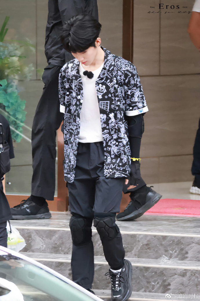 张真源卡通涂鸦衬衫发带造型