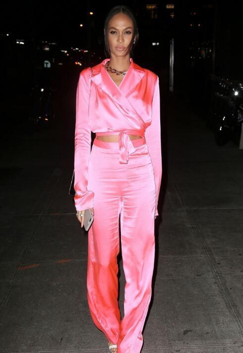 29岁的超模 joan smalls(琼·斯莫斯)在纽约出席《v》杂志和老佛爷