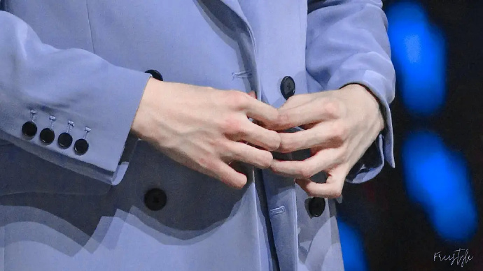 白皙修长,骨节分明的双手好想牵  #翟潇闻 2021星光熠熠#@r1se