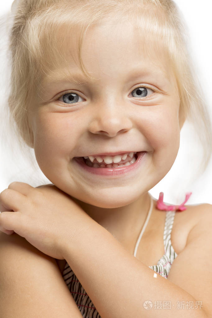 可爱的小女孩在白色背景下笑得很近