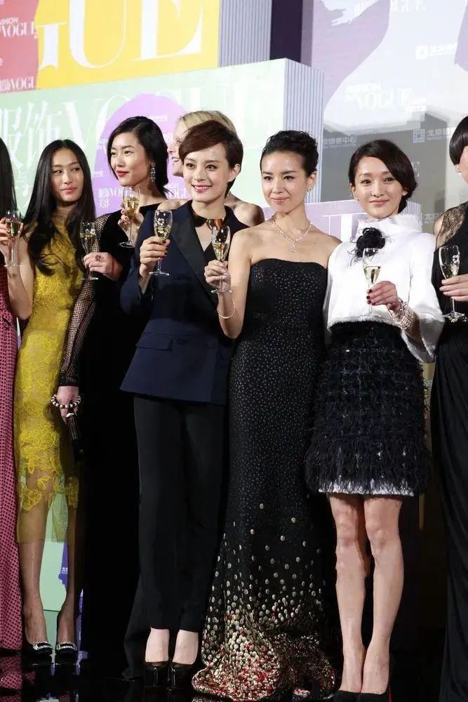 孙俪跟董洁仅差2岁,一个穿西装像女精英,一个学巩俐裸妆反倒老_感觉