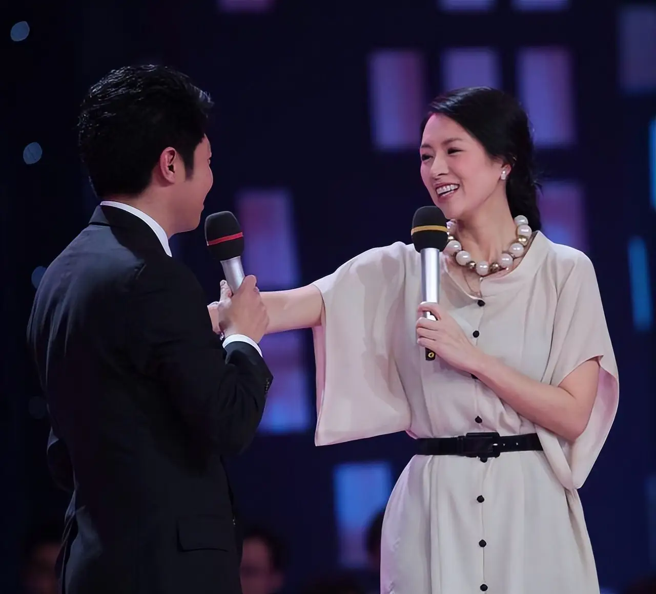 撒贝宁携家人游玩,混血龙飞凤胎罕见露面,幸好他没娶章子怡