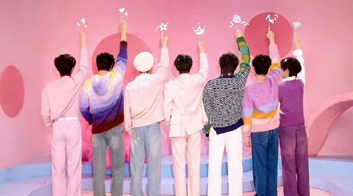 时代少年团#时代少年团背影比耶合集96709915四年时间.