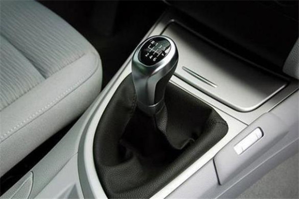 挂挡的正确手法图示