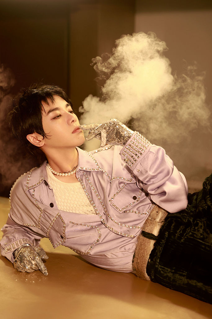 华晨宇跨年戴银色异兽面罩个性十足侧卧拍写真美如雕塑