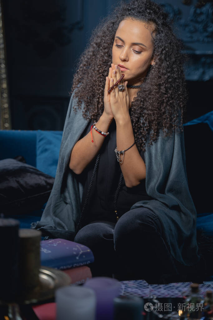 专注的年轻女士在家念咒