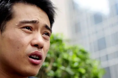 昔日世界冠军,今日卖艺乞讨还遭驱赶