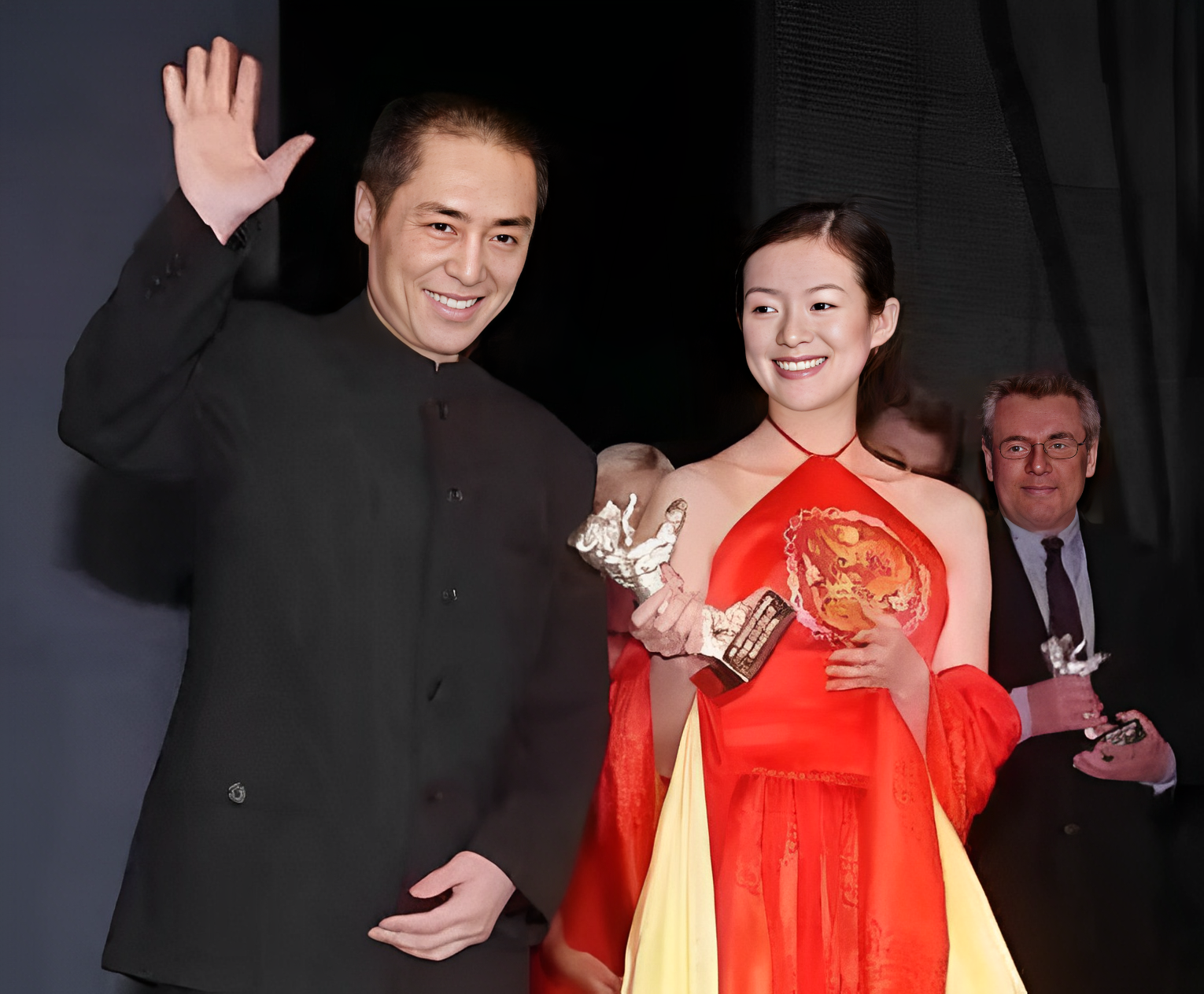 1998年,张艺谋带着章子怡去了柏林国际电影节,在那里,章子怡的衣服