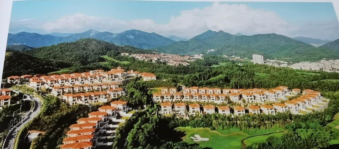 左边图片是2005年的中山市凯茵新城住宅区,当时的房价才4000元多每