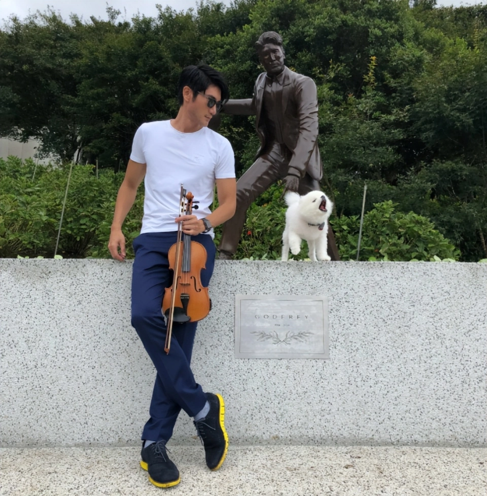 站在c位的高以翔生前的爱犬帝欧,每年高以翔的生日和忌日,它都会跟随