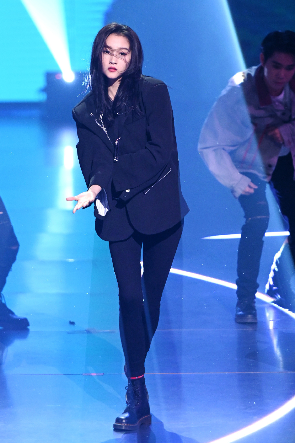 关晓彤同款黑色牛仔裤女高腰修身显瘦蓝色针织短款t恤西装套装