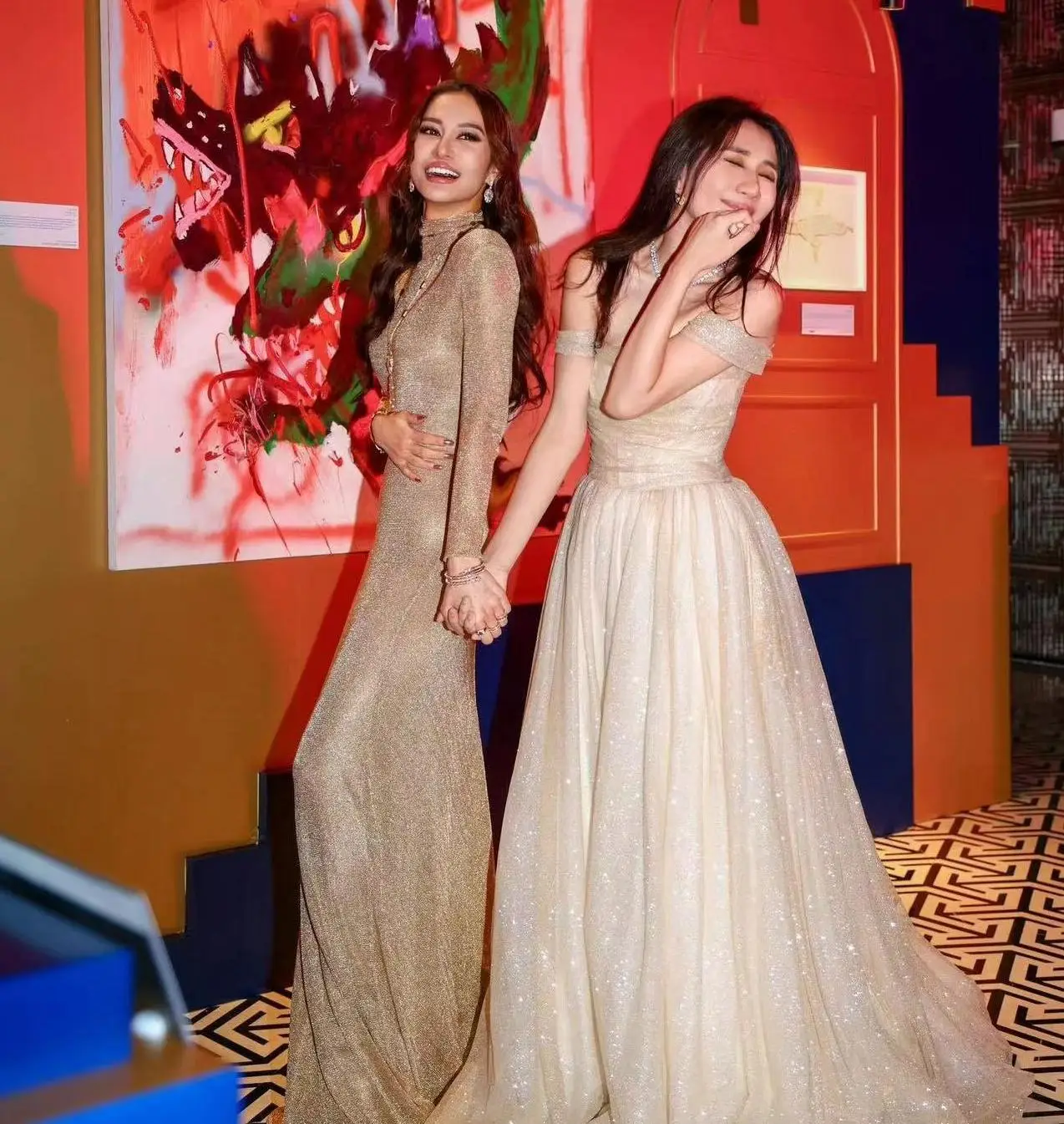 原创何超盈减肥成功堪比贾玲罕晒夫妻合影辛奇隆眼神紧盯漂亮老婆