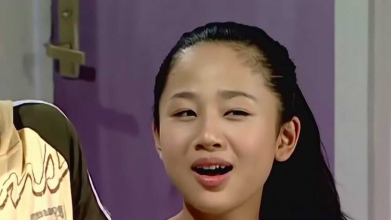 家有儿女:小雪拿着玫瑰花,刘星还以为她心里有人了,真搞笑