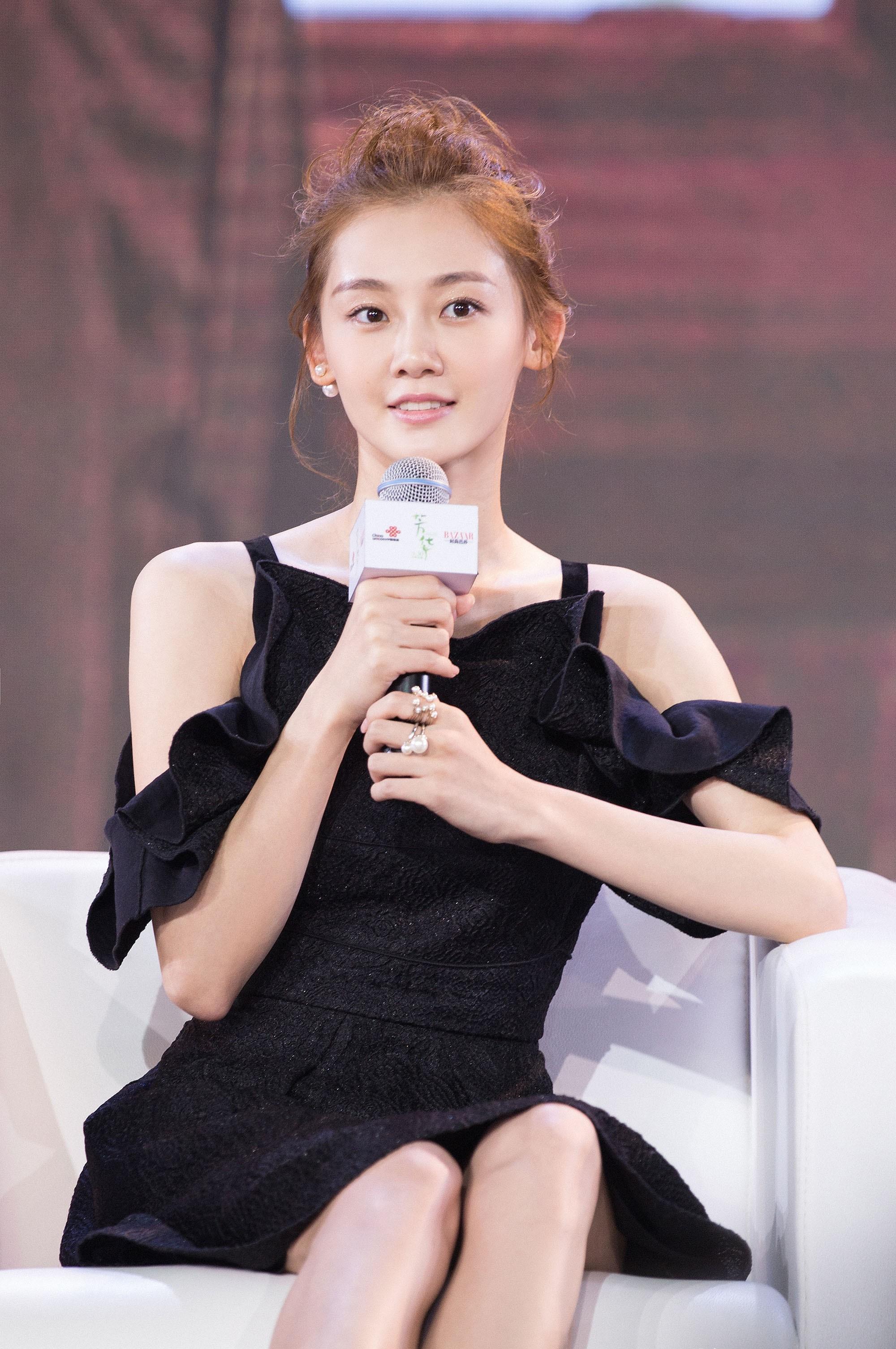 苗苗的艰辛成名录:拍电影赤脚舞蹈,长腿一字马马赢得冯小刚青睐_芳华