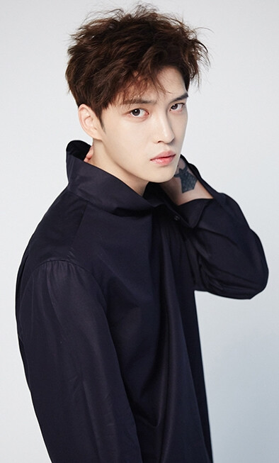 【金在中反转魅力画报公开 帅气又可爱】某明星周刊8月号公开了金在中