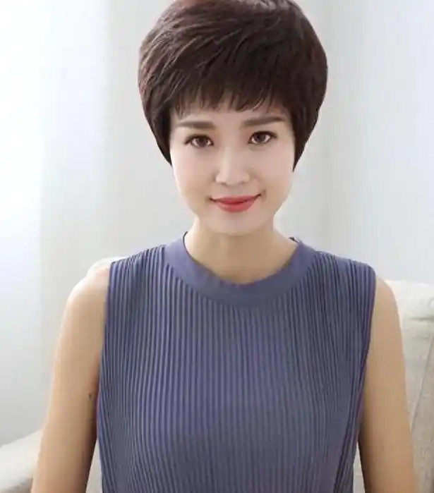 额外扩写当女性步入50岁之后,不要选择贴脸的偏分短发,特别是长度仅到