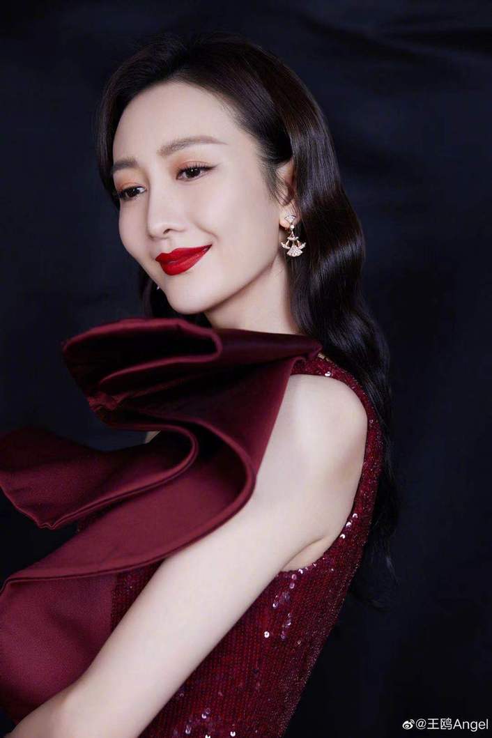39岁王鸥娇艳似花 穿复古红裙高贵优雅气质太好