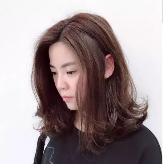 今年最流行的烫发发型发梢外翘