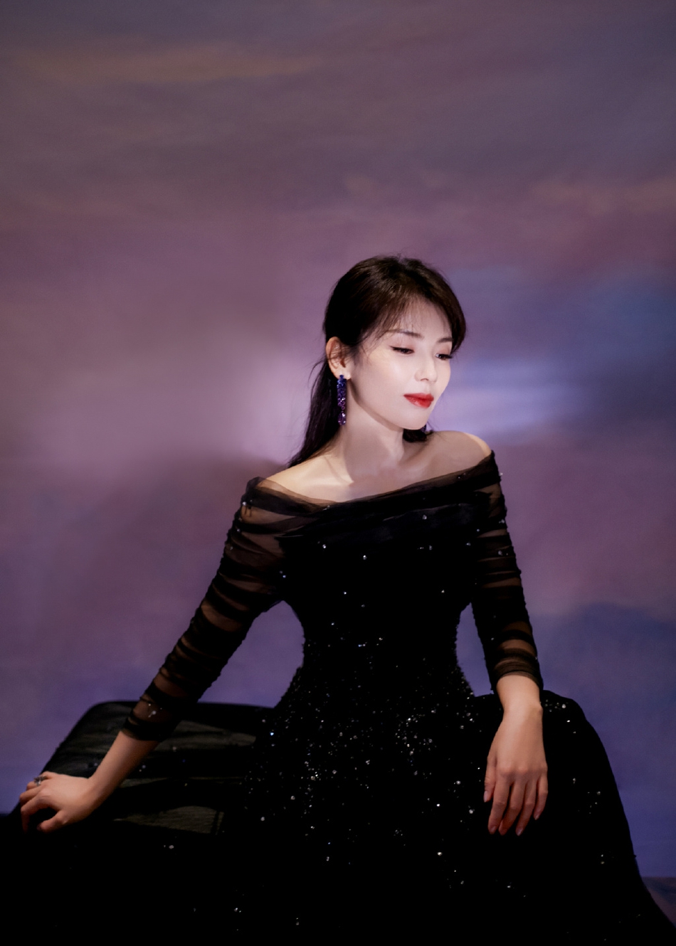 刘涛穿暗夜星河长裙出席金鹰奖02一字肩秀锁骨温柔典雅