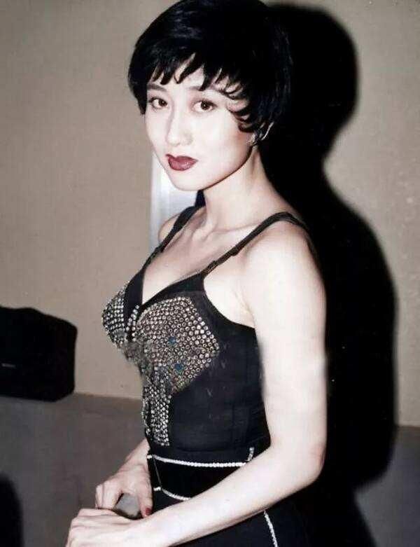 利智绝对是能用美得不可方物形容的女人集颜值身材于一身