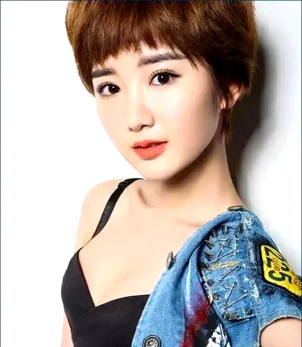 毛晓彤的短发造型真的很棒,让人惊喜地发现她还有这么女人味十足的一