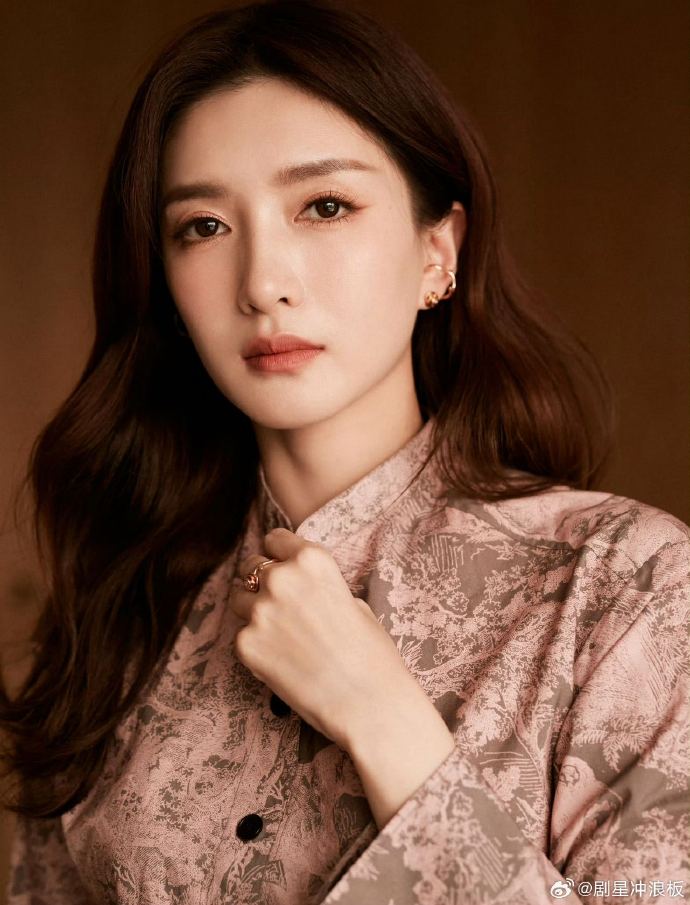 江疏影出发巴黎时装周##江疏影脚底有星星