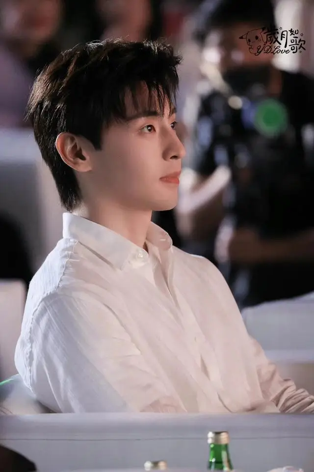 邓伦白衬衫光影酷存照