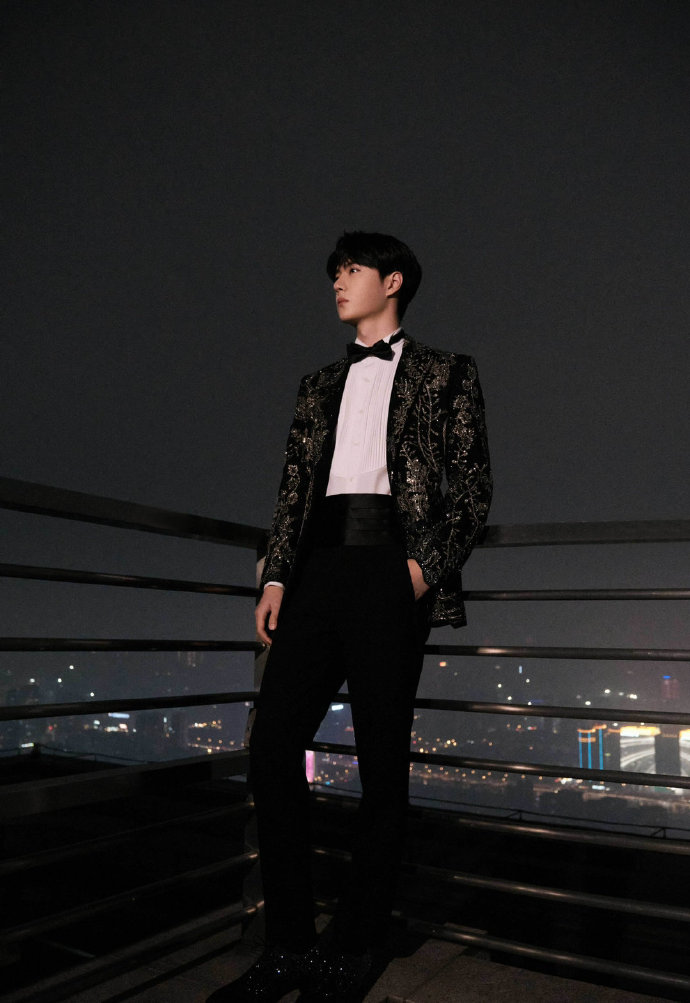 王一博端午节分享全身照