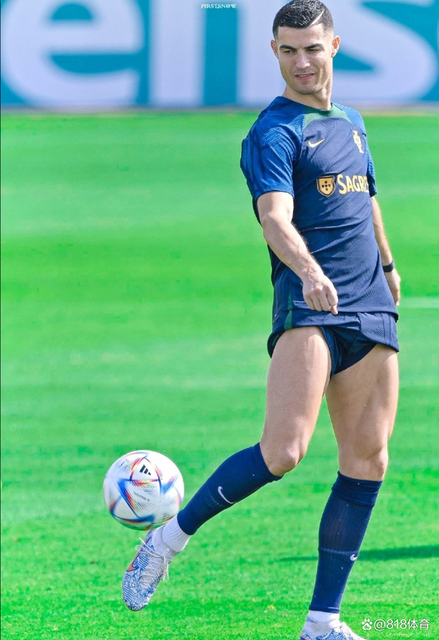 魔鬼筋肉人!c罗参加葡萄牙公开训练,与b费佩佩同组撩起短裤秀肌肉