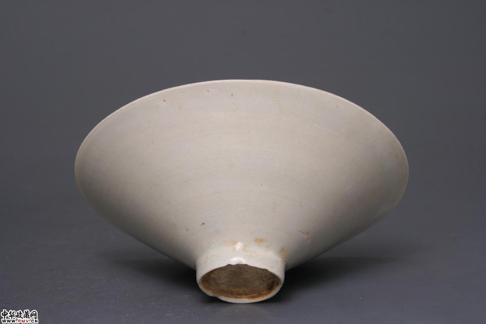 北宋湖田窑青白釉刻蓖花纹斗笠碗