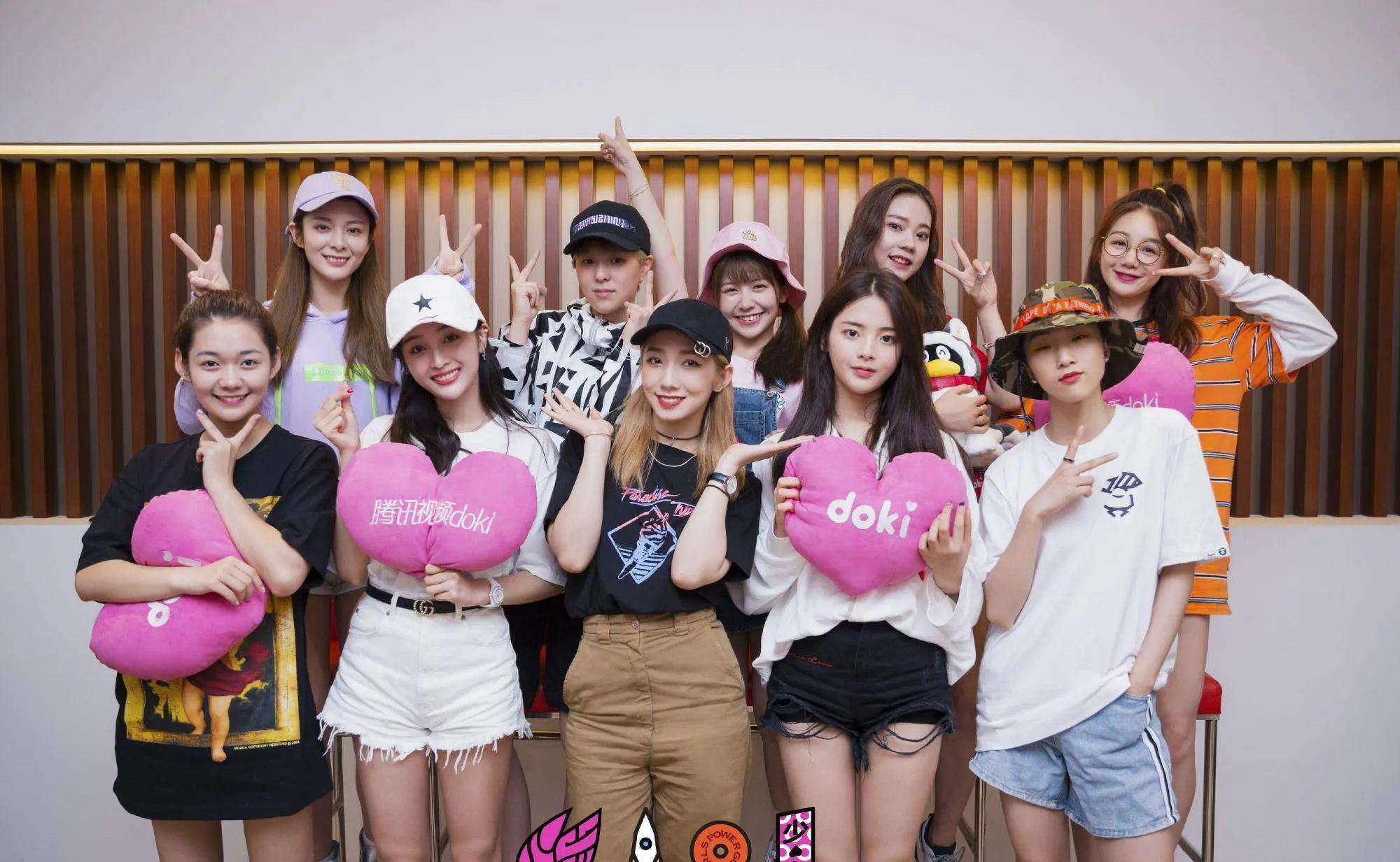 这档综艺原本的名字是《带你去我家》,也算是火箭少女101的毕业团综.