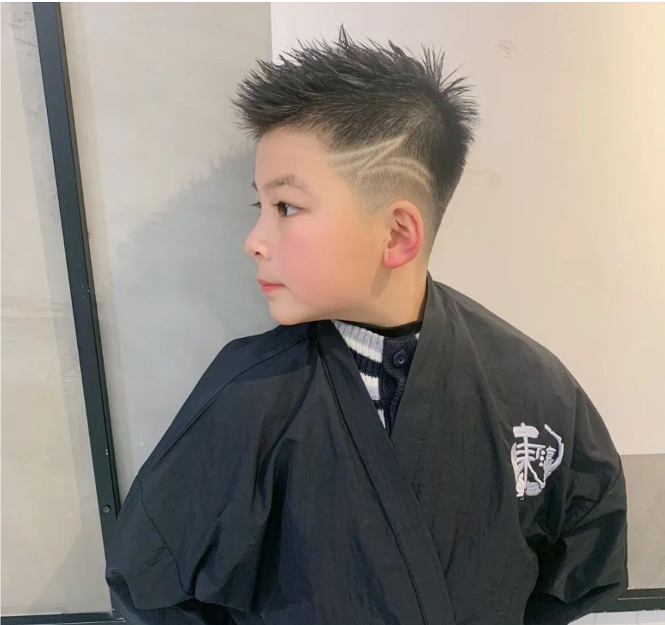 今夏最火小男孩发型,简单时尚还百变,想帅别错过