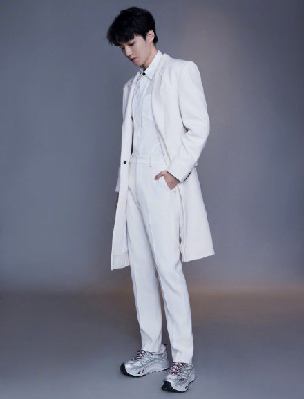 王俊凯纯白西装写真眼神好鲨 冷感十足