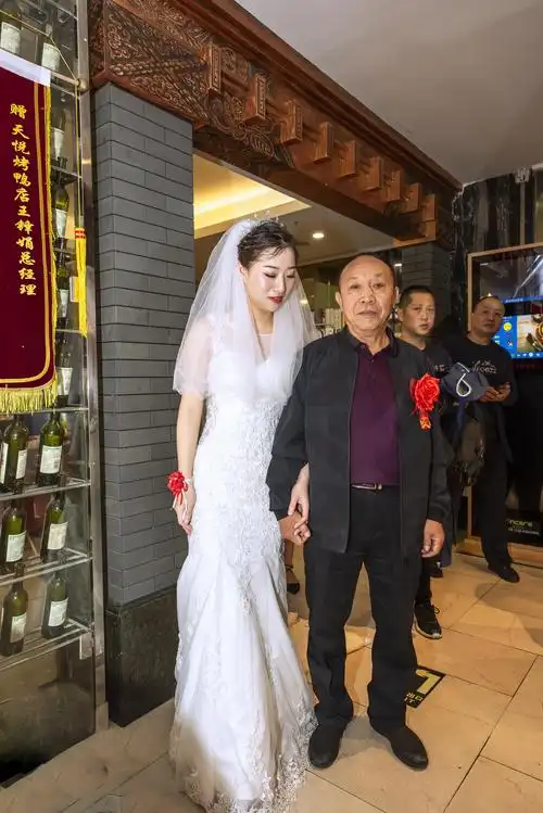 父亲送女儿出嫁