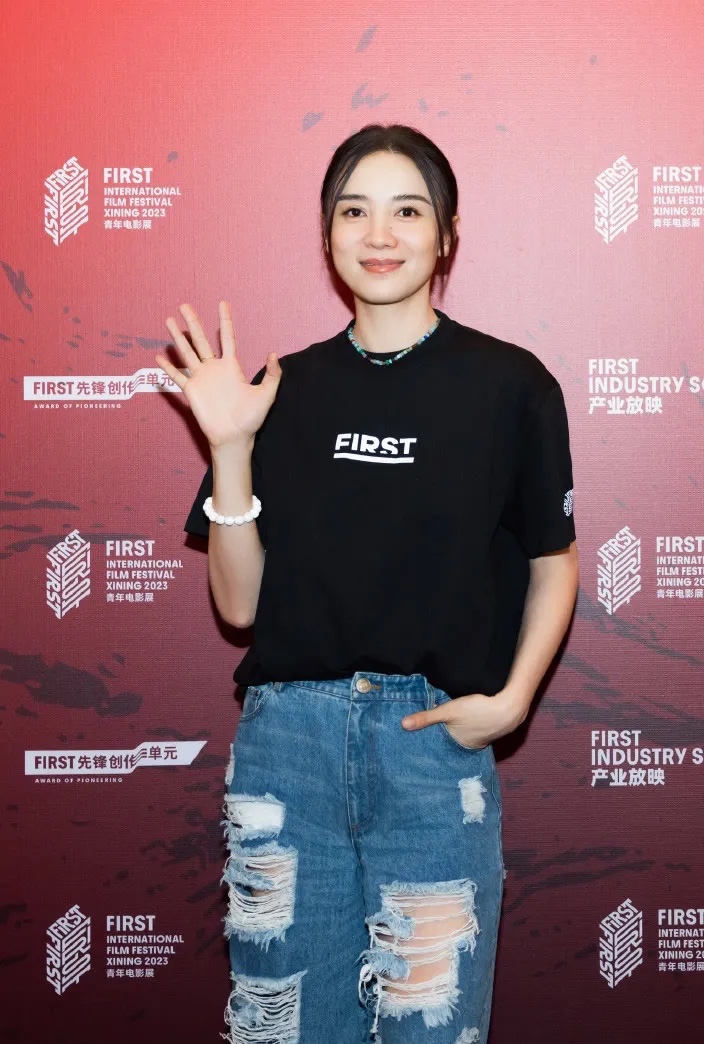 宋佳曝光一组出席活动的照片,她穿了一件黑色的小圆领t恤,搭配一条