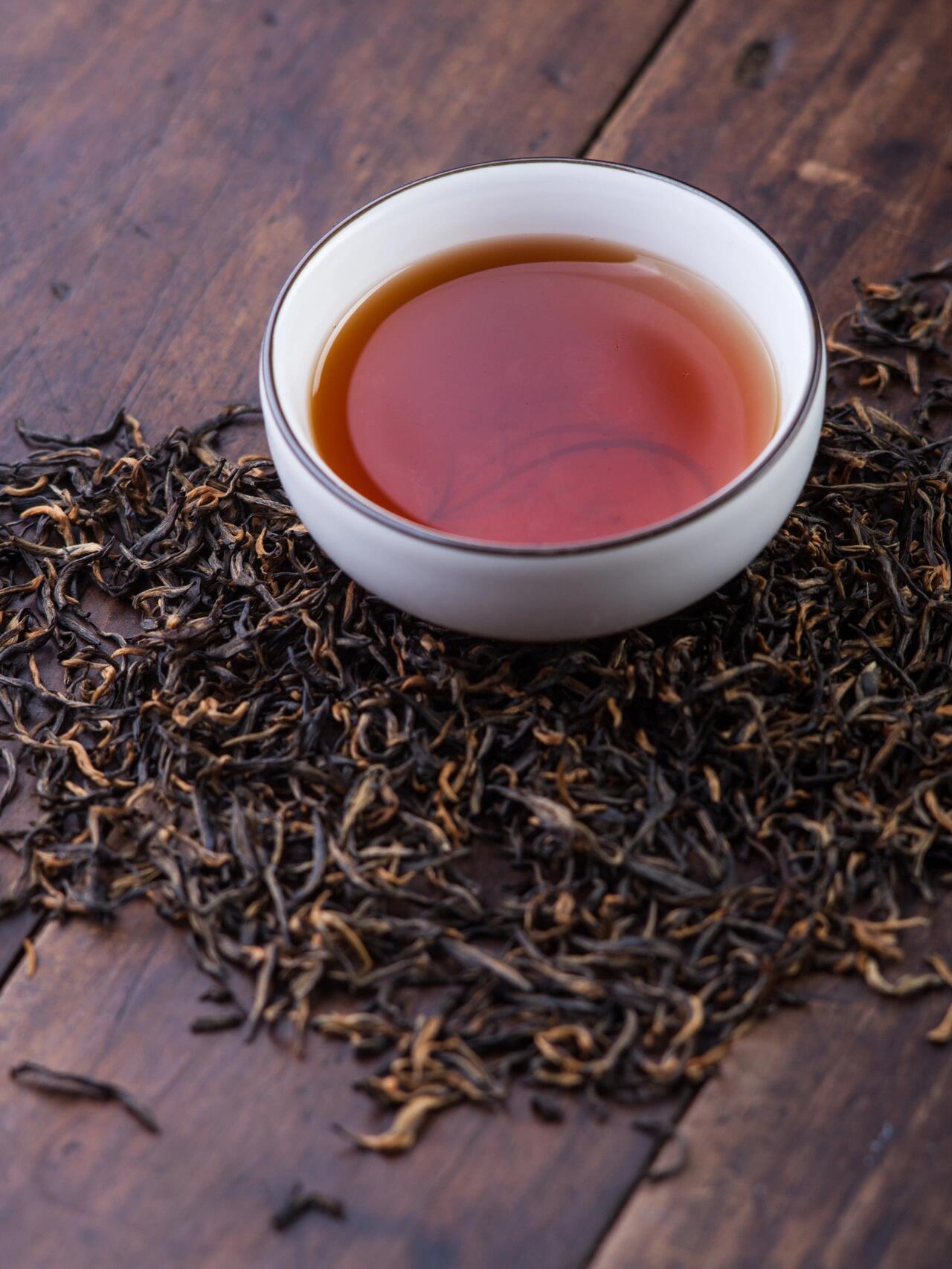 家人们,经常有茶友在评论区晒图问我:朋友送的茶叶放了好多年了