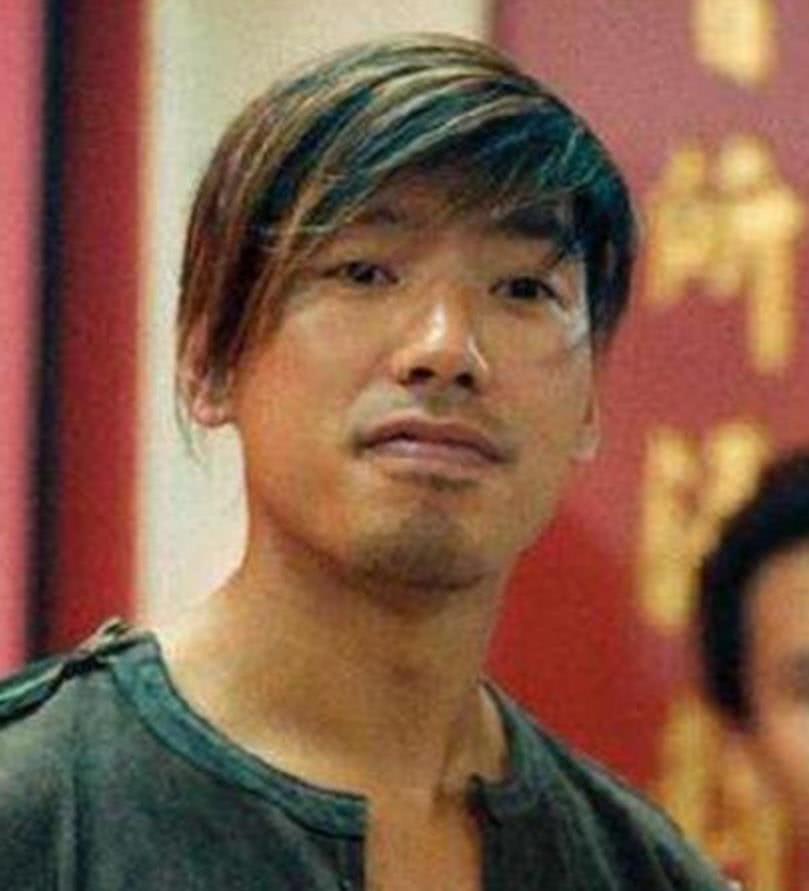 还记得"古惑仔"中的大恶棍乌鸦吗?如今55岁换发型犹如整容!