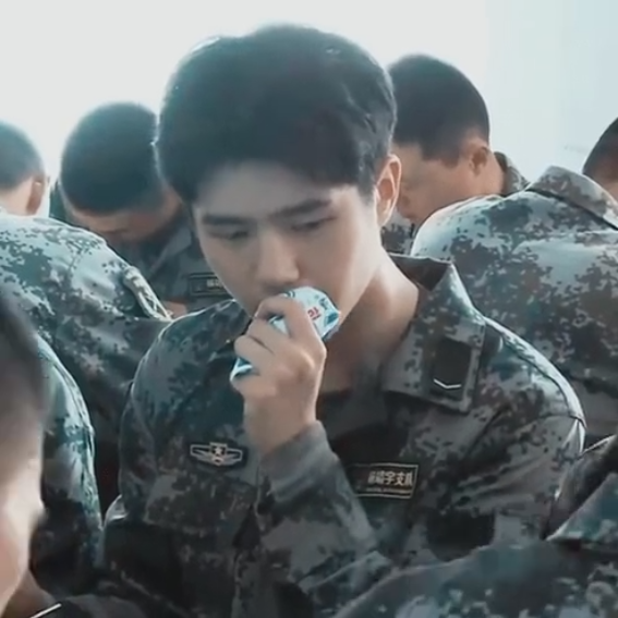 刘昊然军训照,穿军装依旧不改帅气的一面,笑容温暖