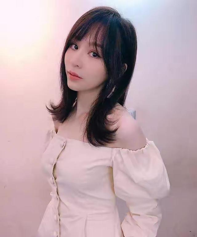 吞云吐雾一脸享受,观众看得也是非常陶醉,然而现实生活中女明星抽烟可