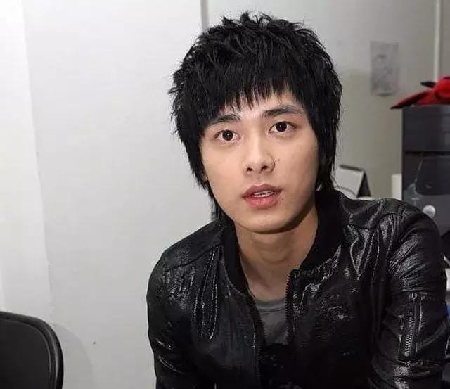 李易峰整容前的照片(李易峰出道前照片对比)(6)