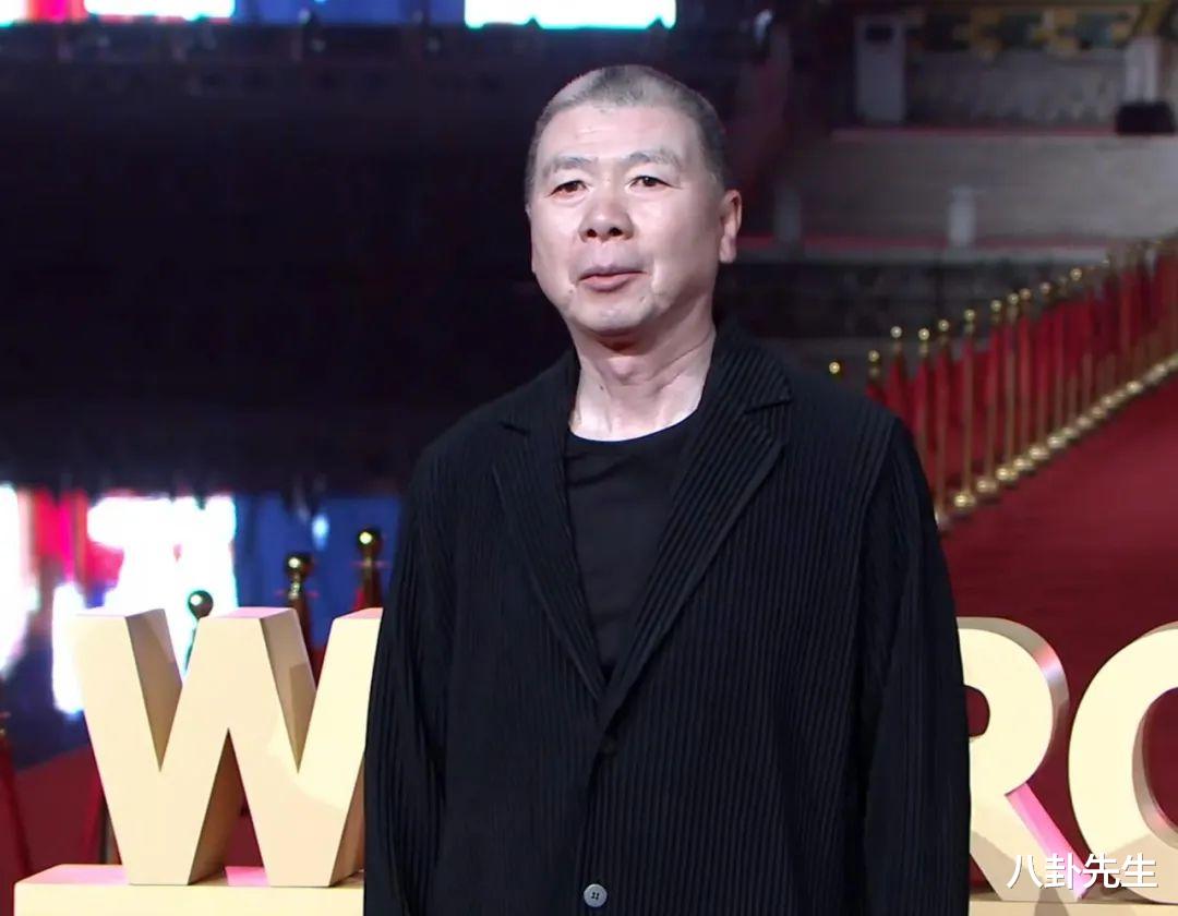 在魔鬼般的镜头下,官方身高176cm的大鹏出场时被拍成了只有150cm的