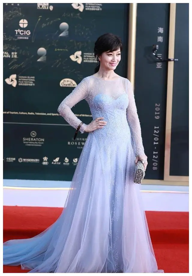 71岁赵雅芝情人节秀恩爱,你也有资本吗? 装嫩又能怎样?